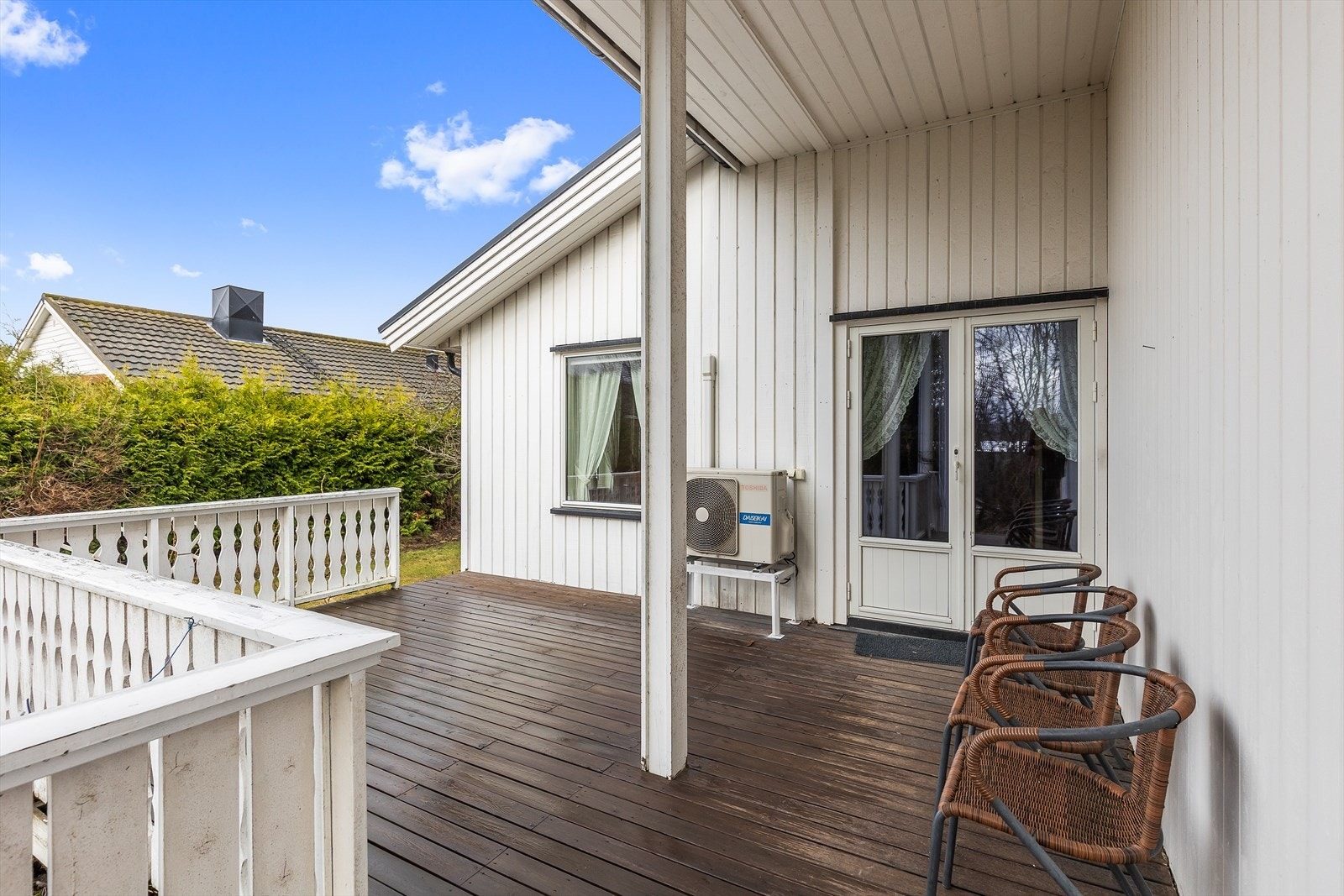 Tomten er solrik, og har totalt tre terrasser som omkranser store deler av boligen. Galleribilde