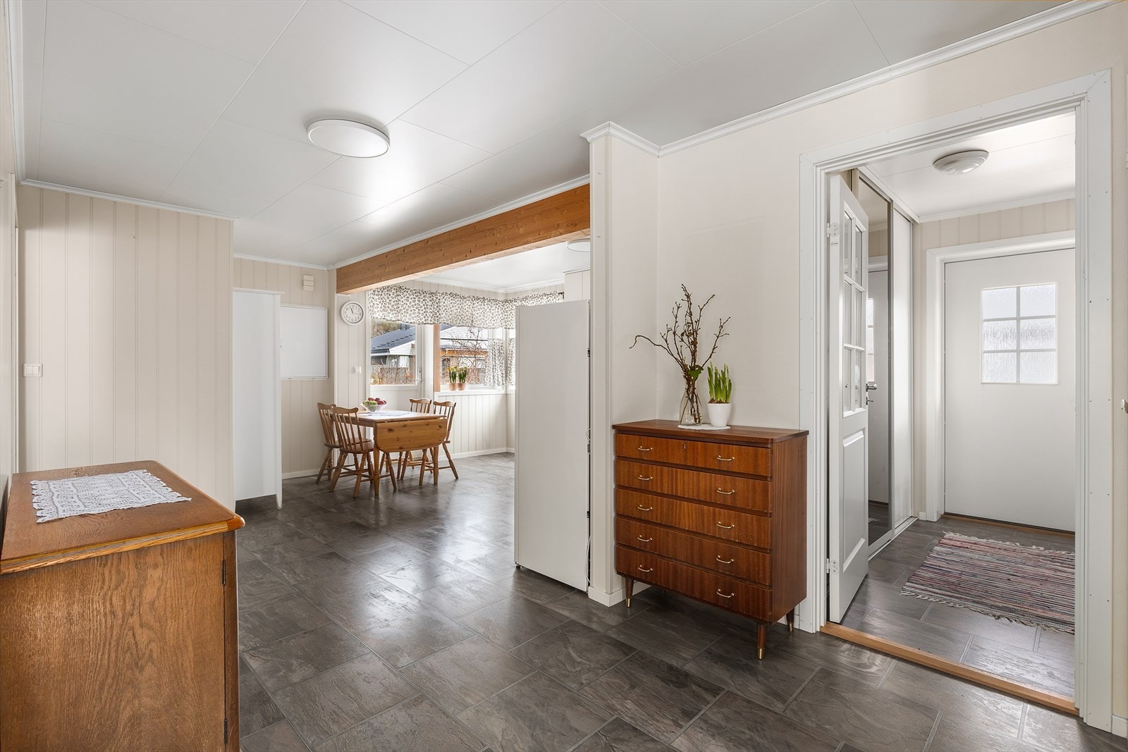 Kjøkkenet ble påbygd i 2008, og fremstår lyst og romslig, og som et naturlig samlingspunkt for familien. Galleribilde