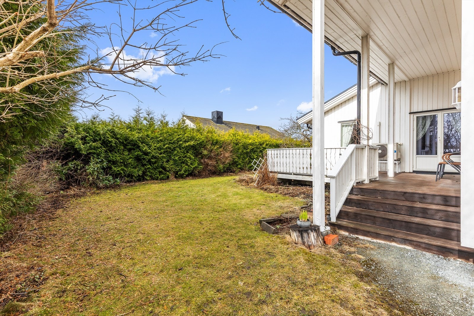 Hekk som går rundt store deler av eiendommen, noe som gjør eiendommen mer privat og skjermet Galleribilde