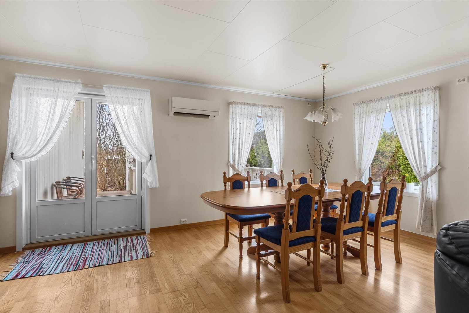 Naturlig plass til spisebord som kan romme mange. Videre utgang til terrasse på 20 kvm. Galleribilde