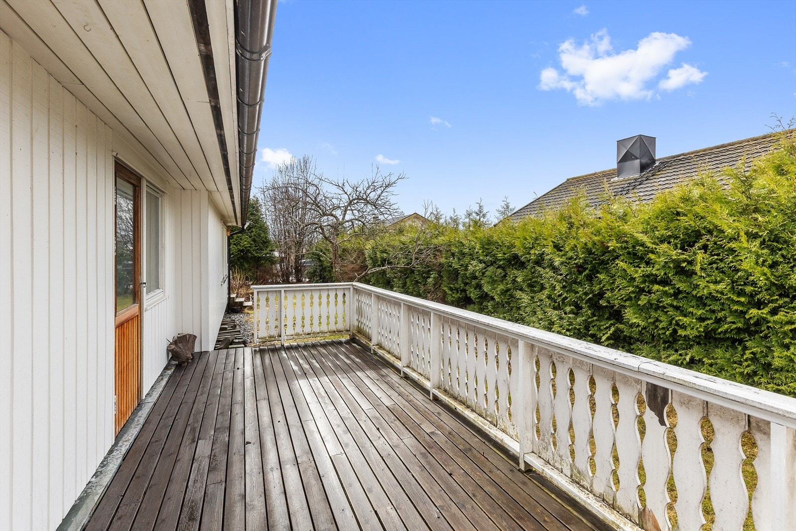 Den store hekken gjør terrassen mer skjermet for innsyn Galleribilde