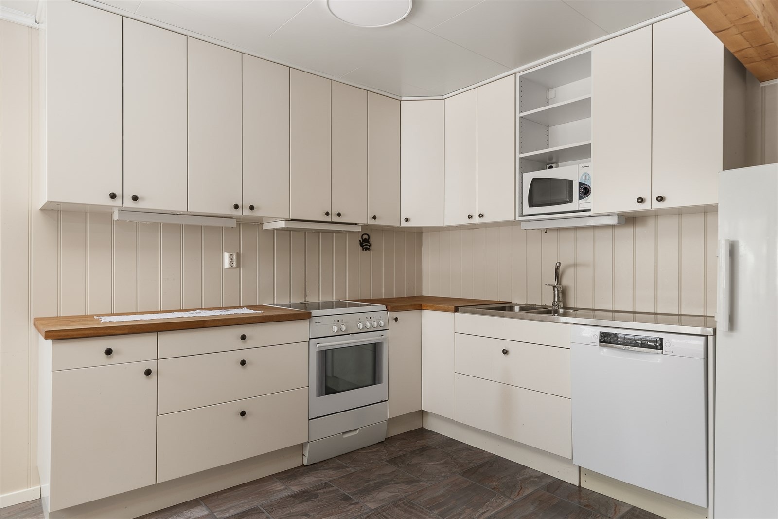 Kjøkkenet er utstyrt med rikelig skap- og benkeplass. Hvitevarer medfølger Galleribilde