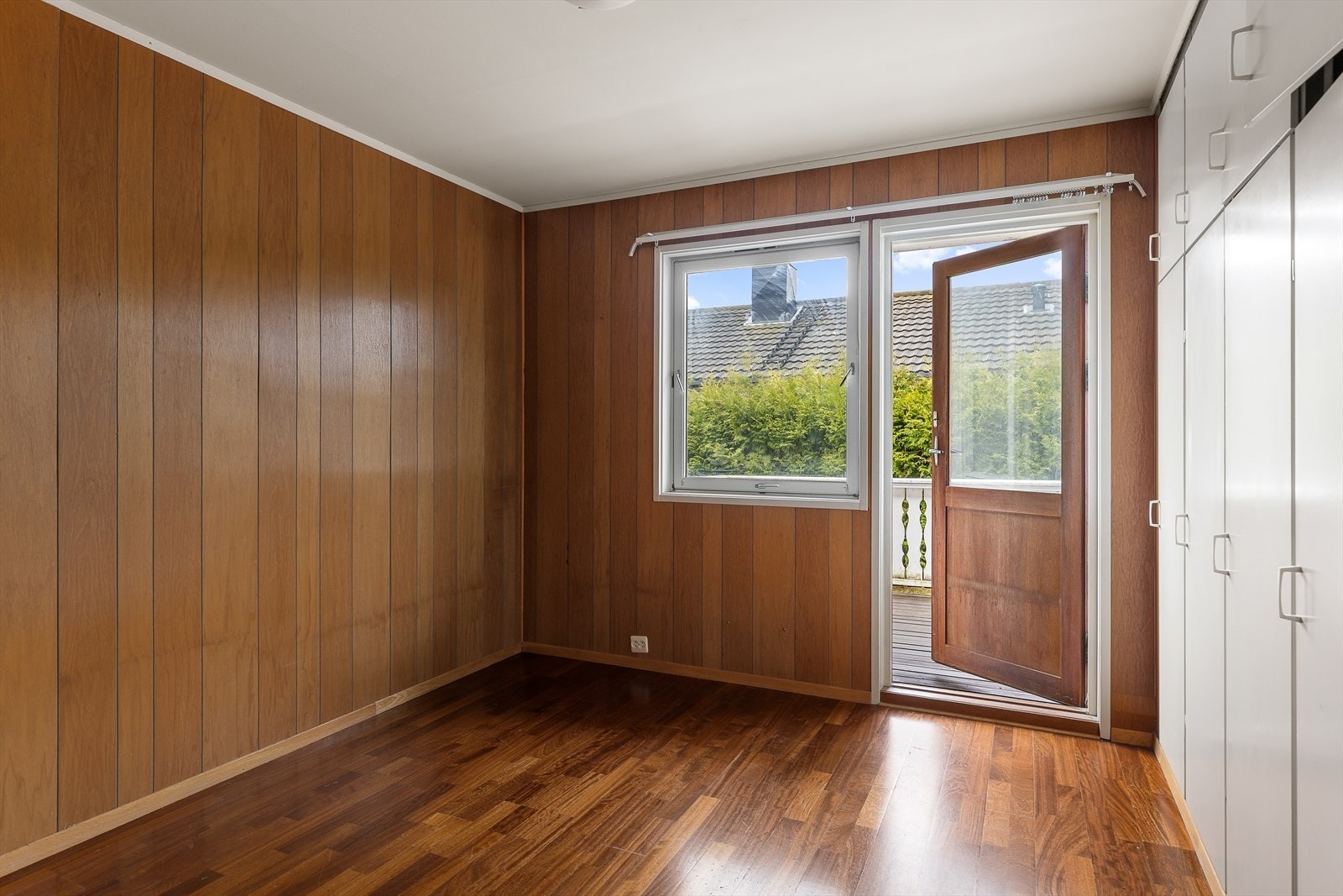 Utgang til en terrasse fra dette soverommet Galleribilde