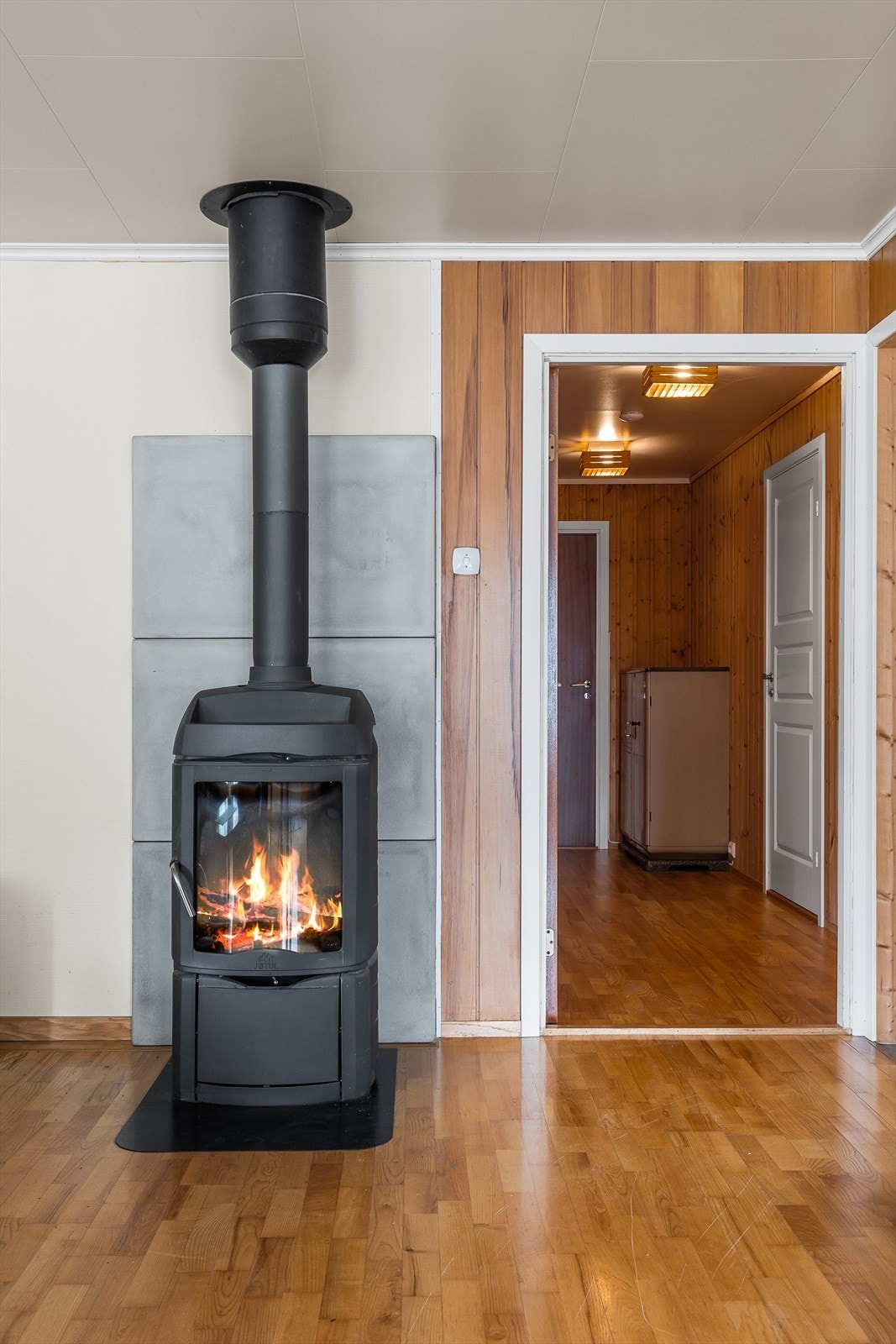 I tillegg til vedfyring er varmepumpe og elektrisk oppvarming boligens varmekilder. Galleribilde