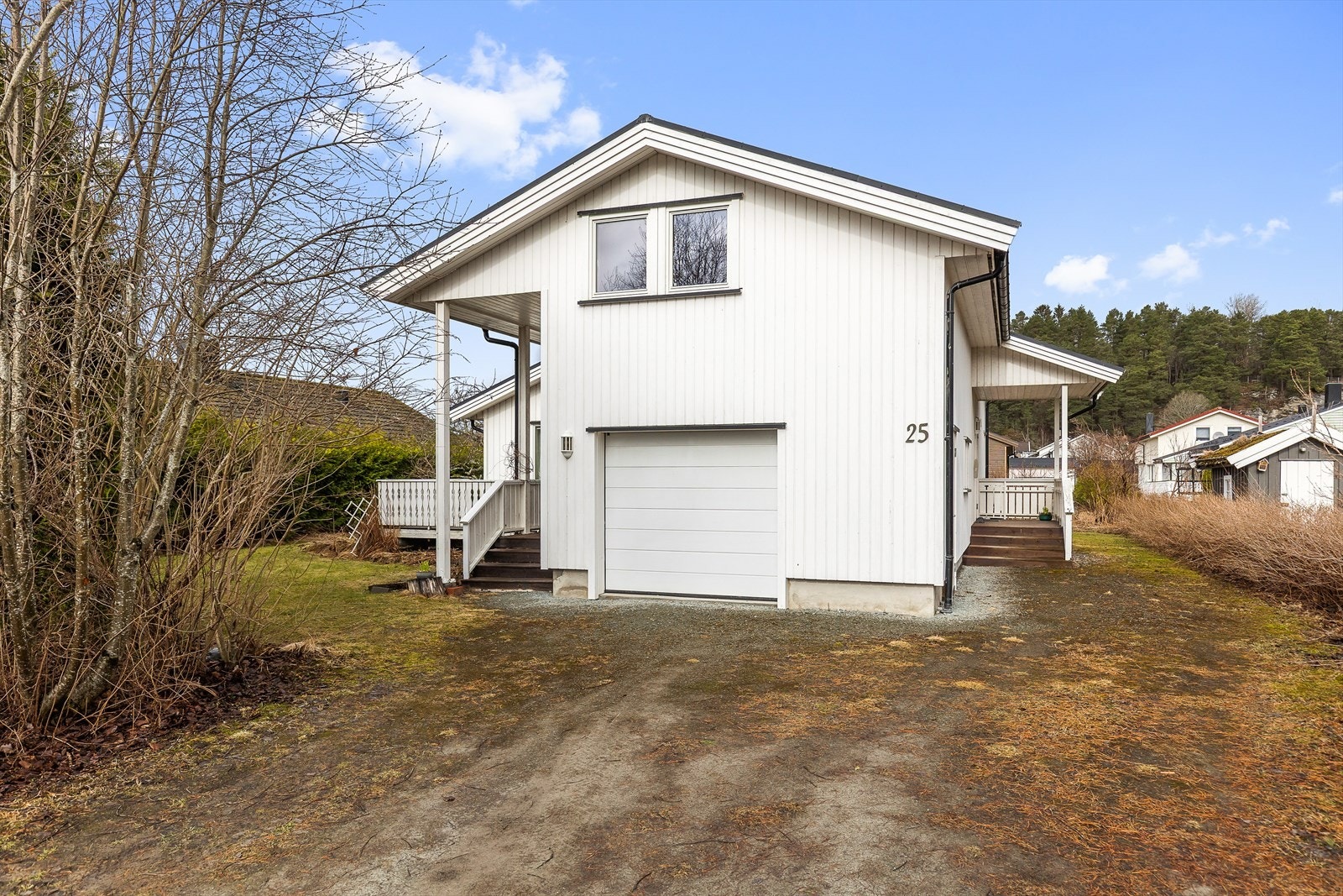 Boligen ble påbygd i 2008 med bla. garasje og loft. Både loft og garasje har tilkomst inne fra boligen. Galleribilde