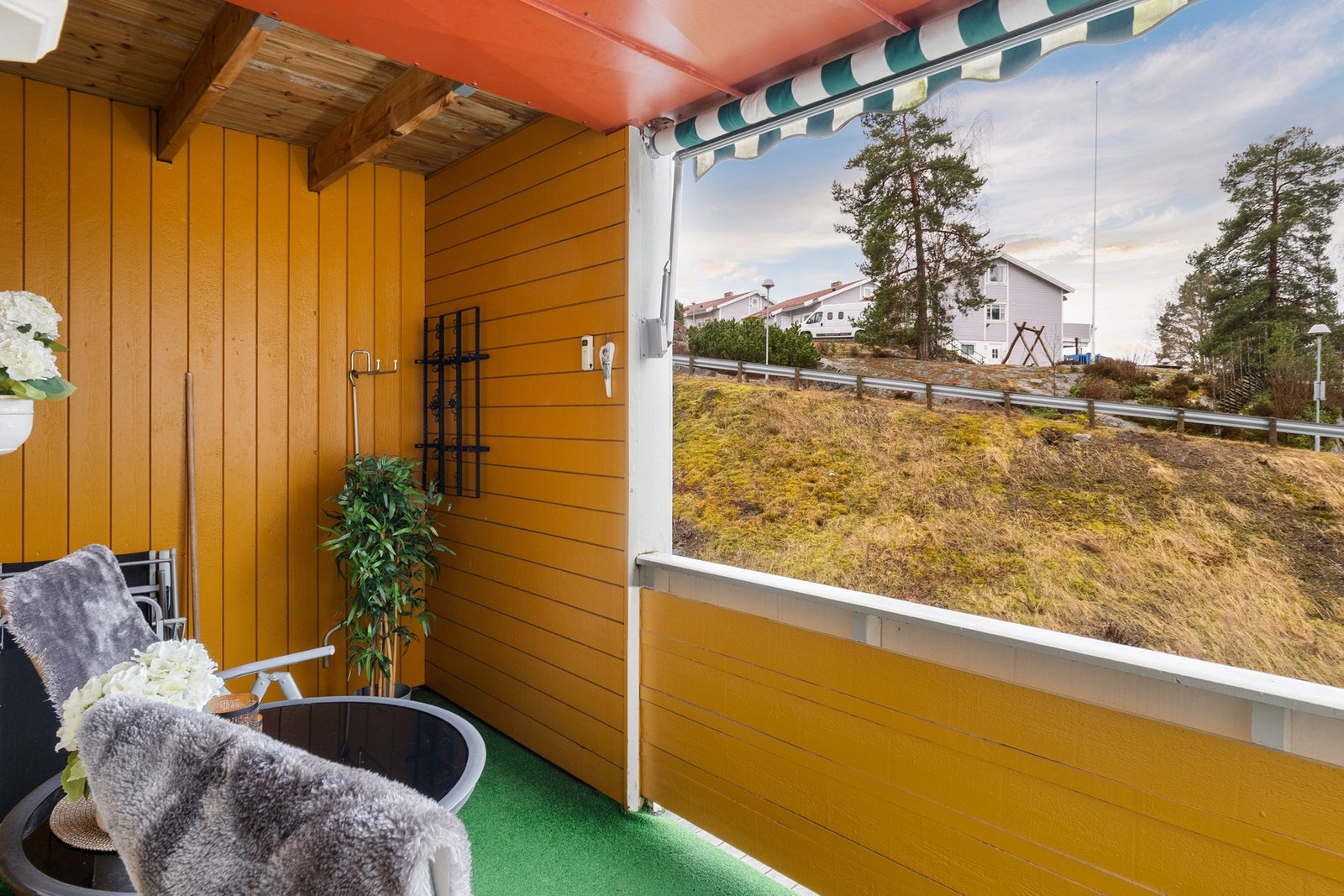 Balkongen er overbygget, noe som er praktisk med tanke nedbør. Galleribilde