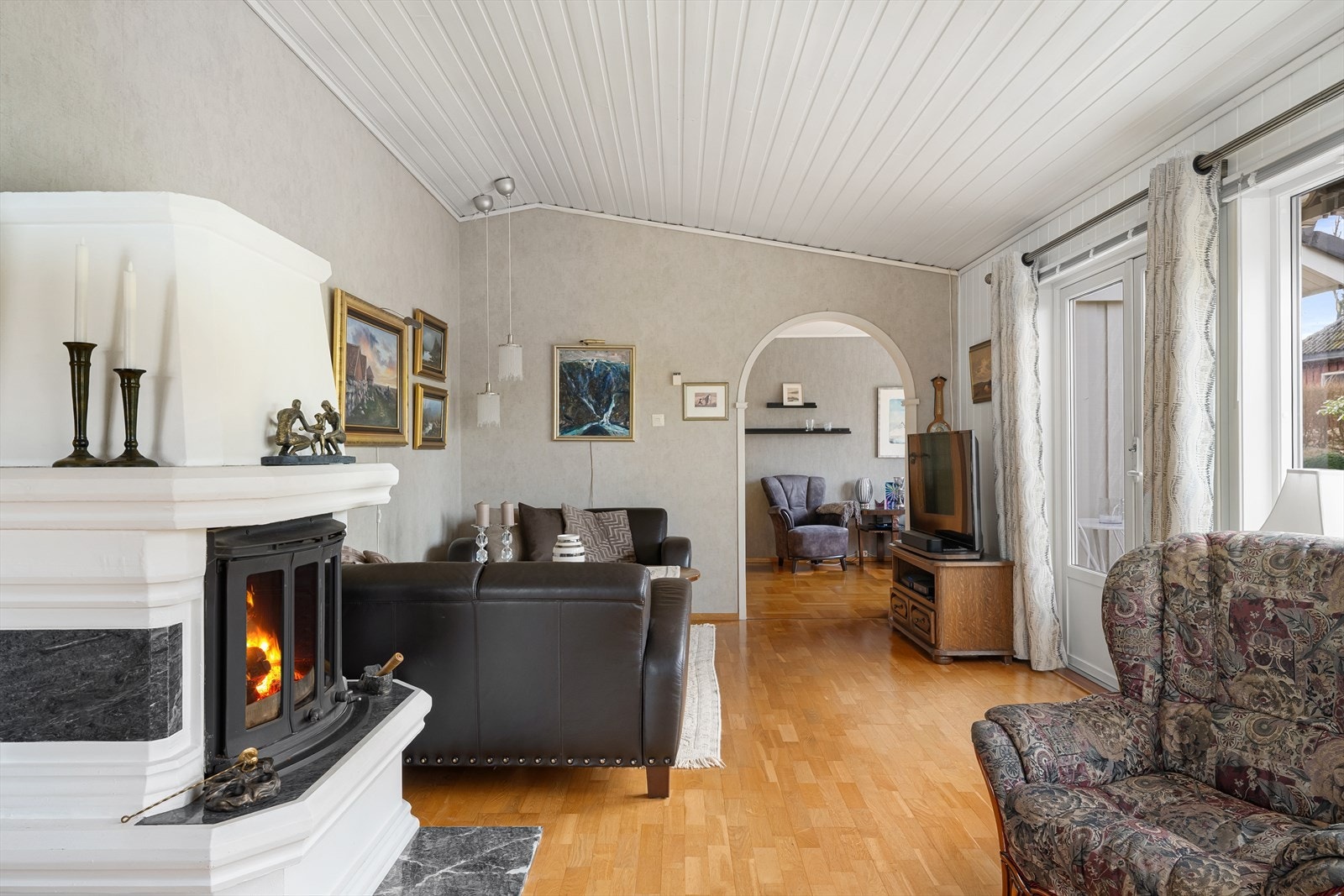 Fra stuen har man utgang til boligens terrasse Galleribilde