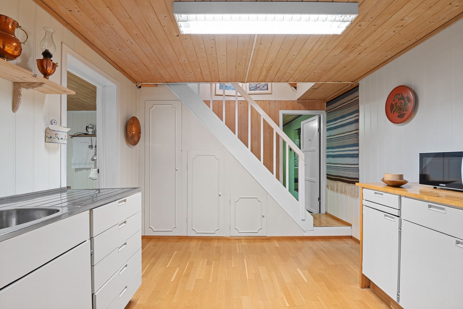 I underetasjen finner man kjellerstue, bad, vaskerom og tre rom Galleribilde