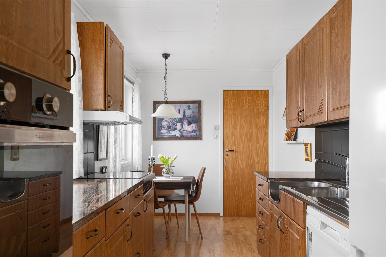 Kjøkkenet byr på god oppbevaringsplass i skuffer og skap Galleribilde