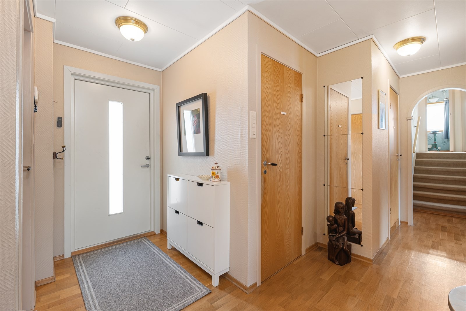 Her kommer man inn til en romslig entré Galleribilde