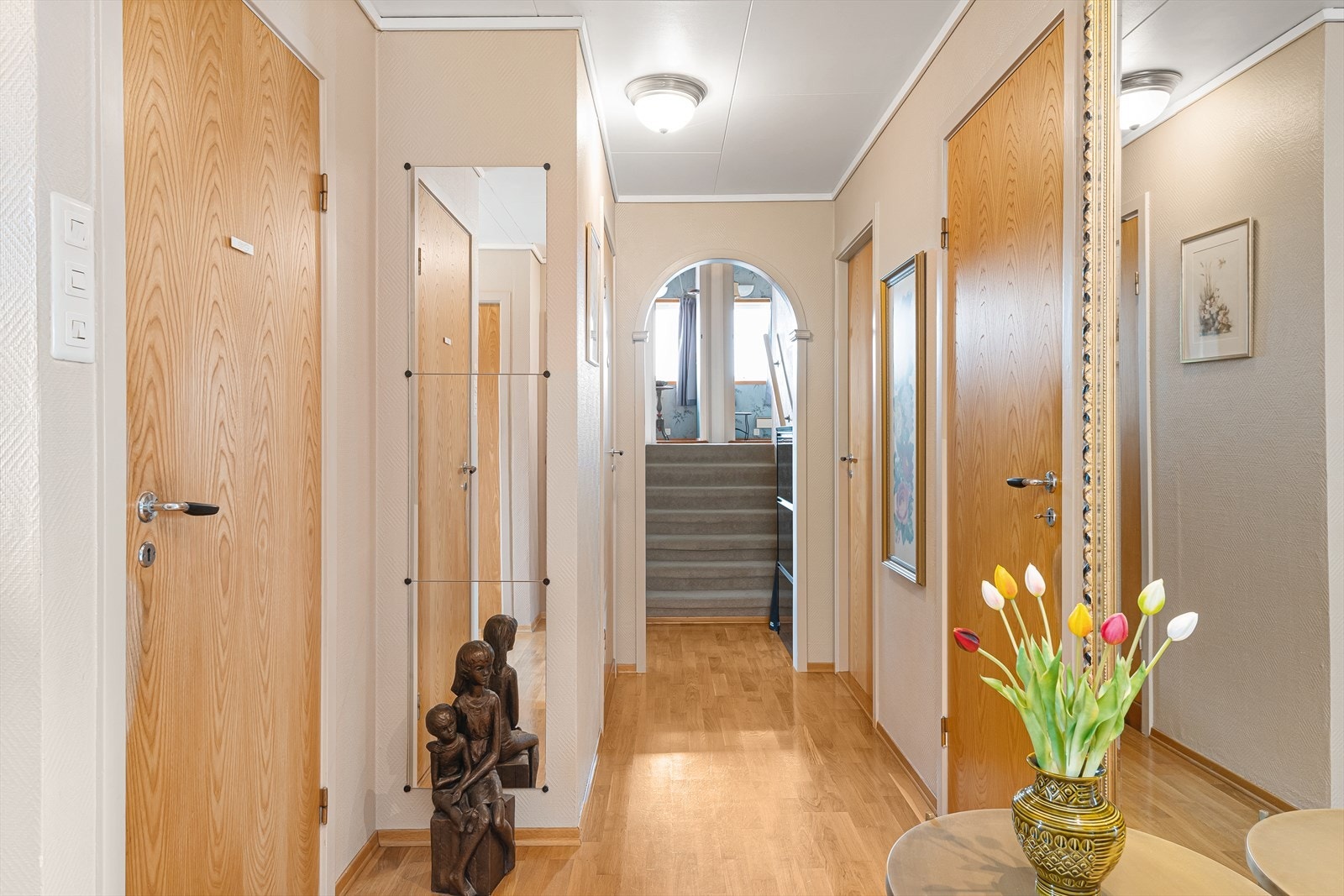 Fra entréen i hovedetasjen kommer man også til boligens mellom etasje Galleribilde