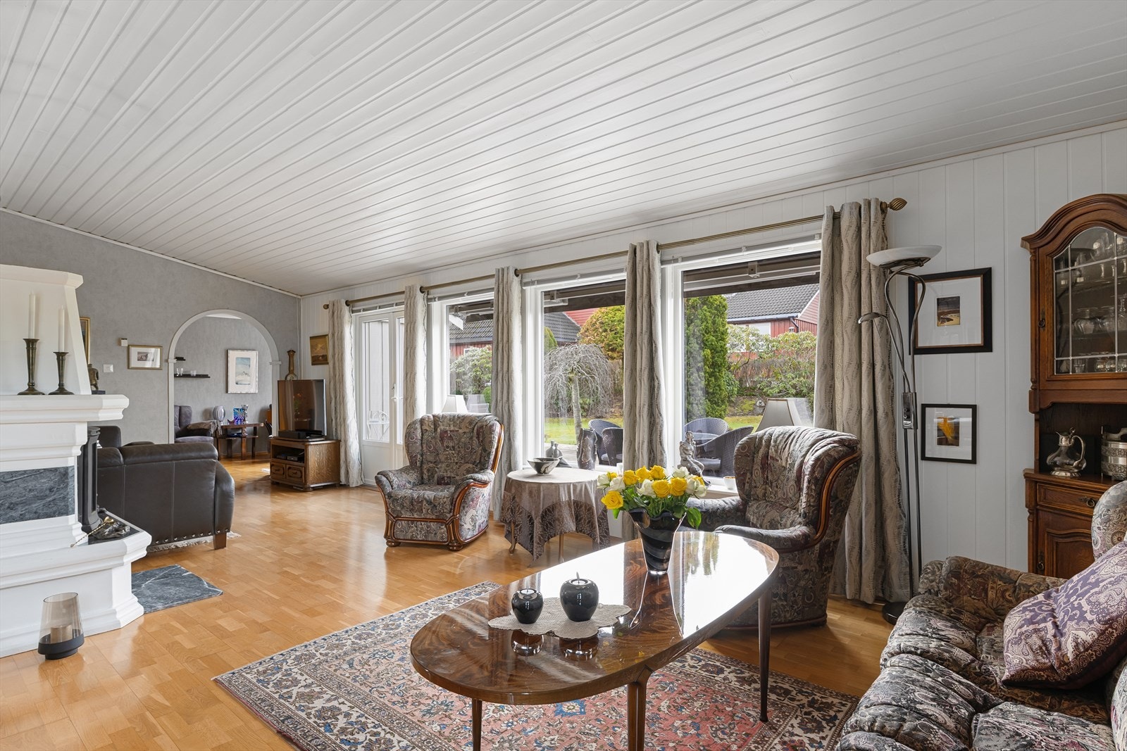 De store vindusflatene fører naturlig dagslys inn til stuen Galleribilde