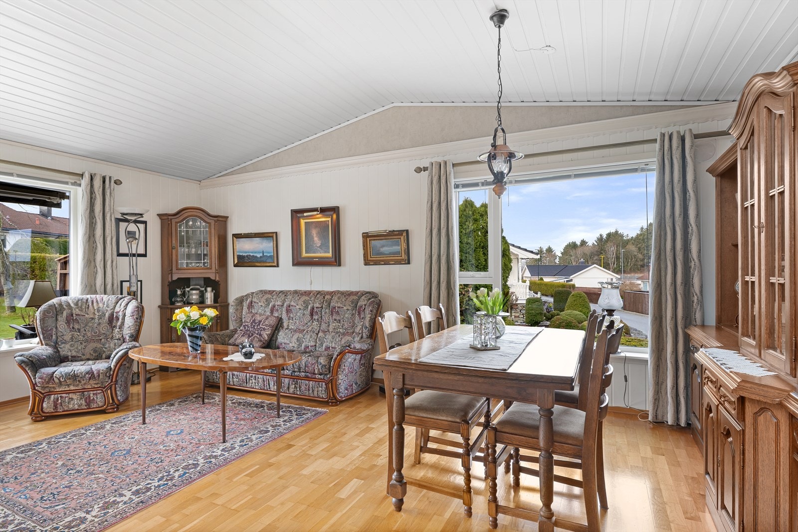 Den åpne løsningen mellom stuen og spisestuen skaper en fin overgang fra kjøkkenet Galleribilde