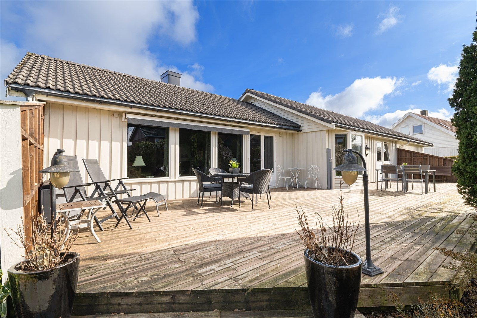 Romslig tomt på ca 833 kvm. Tomten er pent opparbeidet med bl.a en stor terrassen med flere møbleringsmuligheter Galleribilde