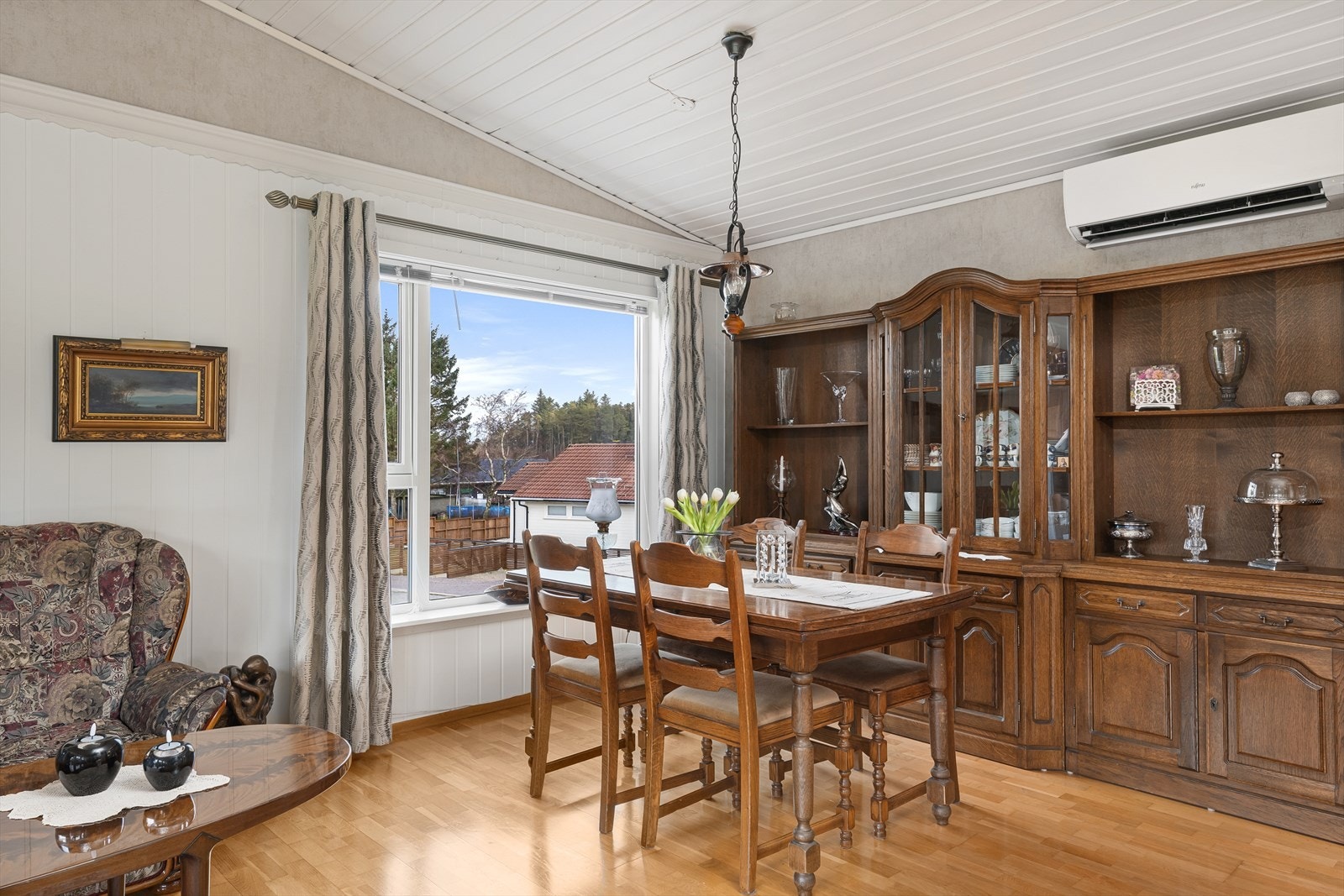 Boligen har både varmepumpe og vedovn Galleribilde