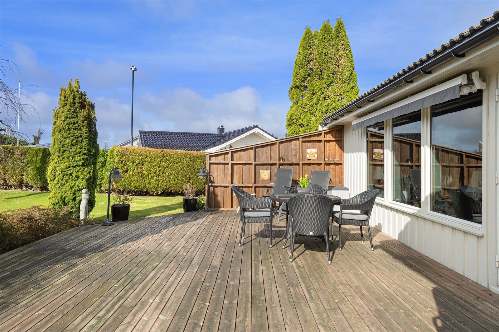 Lun terrasse med en praktisk markise Galleribilde