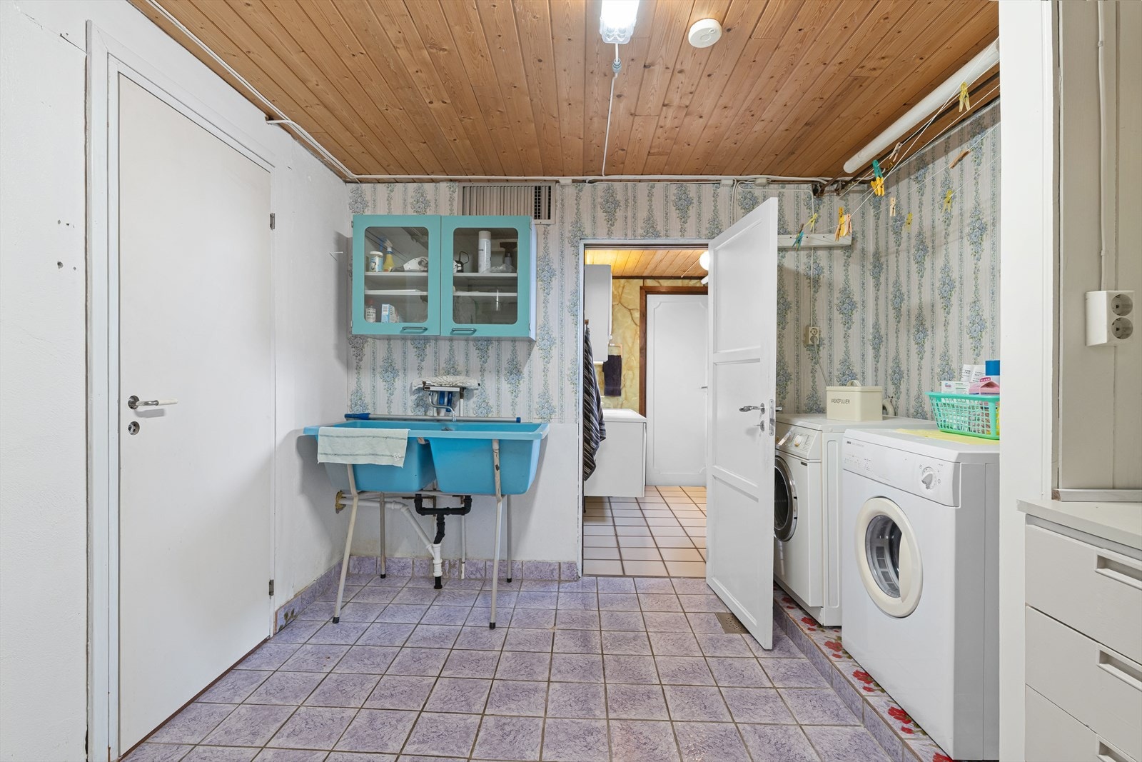 Vaskerommet inneholder blant annet en utslagsvask og opplegg til vaskemaskin Galleribilde