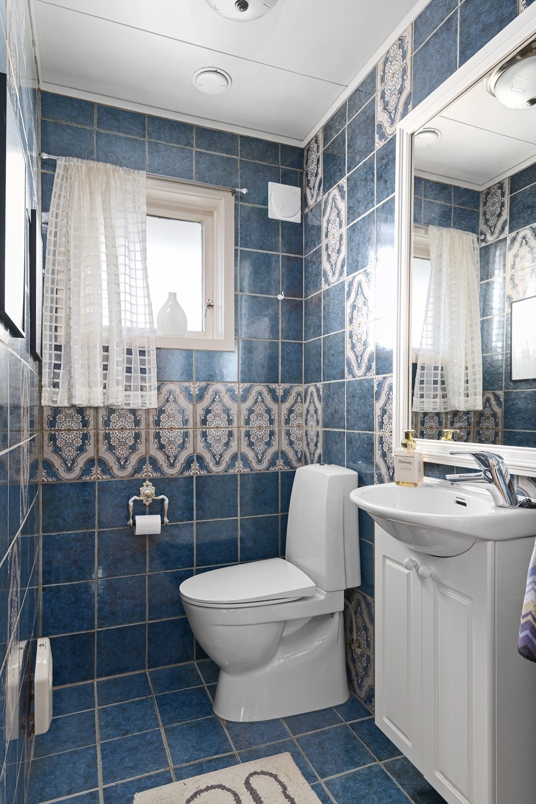 Vegg i vegg med badet finner man toalettromet Galleribilde