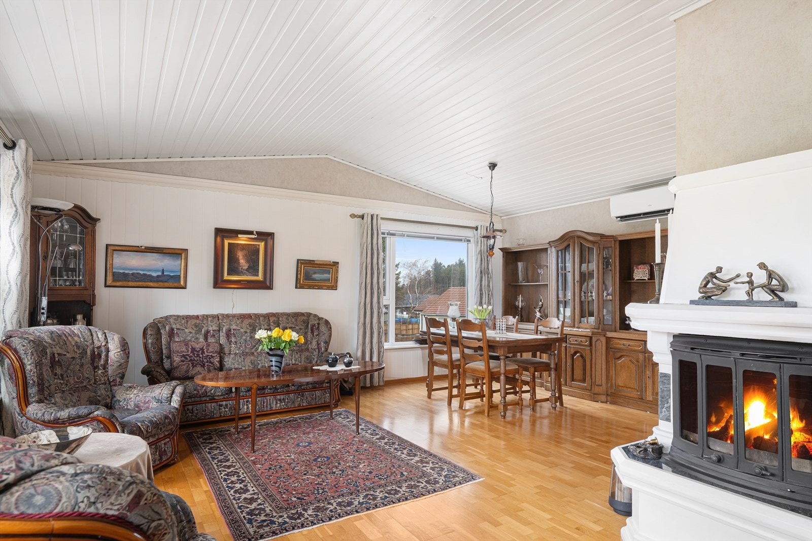 Romslig stue med fyringsmuligheter Galleribilde