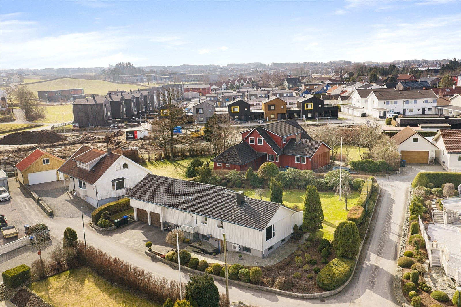 Boligen ligger i et rolig nabolag Galleribilde