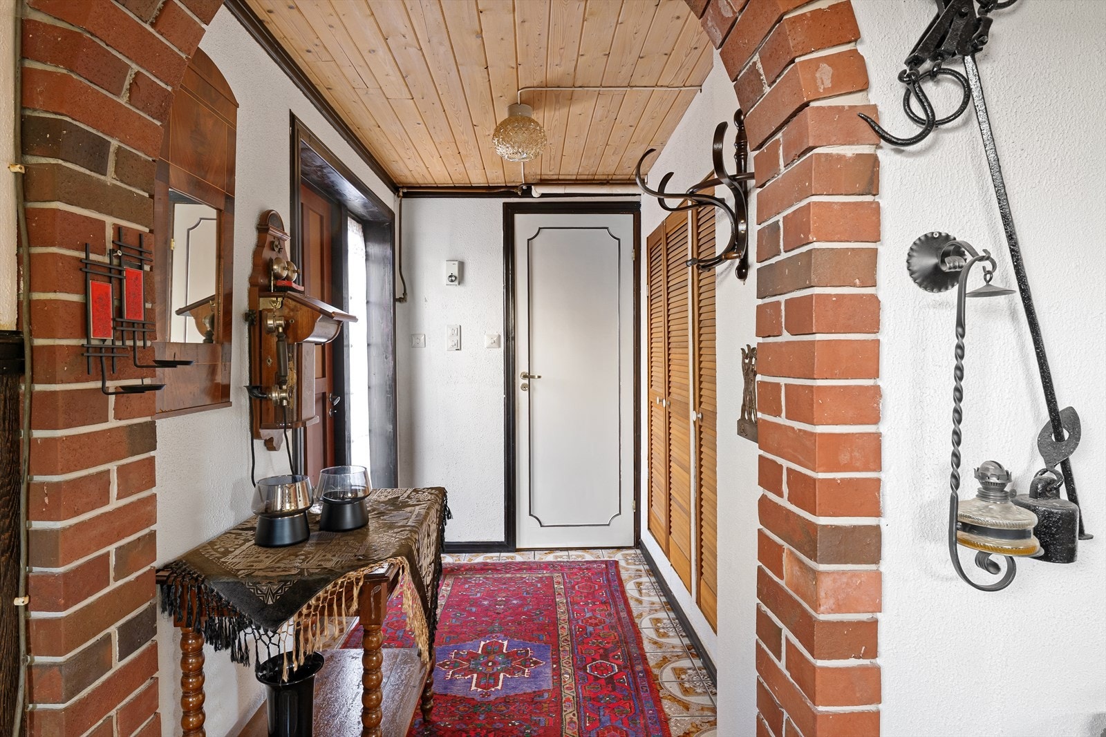 Underetasjen har en egen inngang fra forsiden på huset Galleribilde