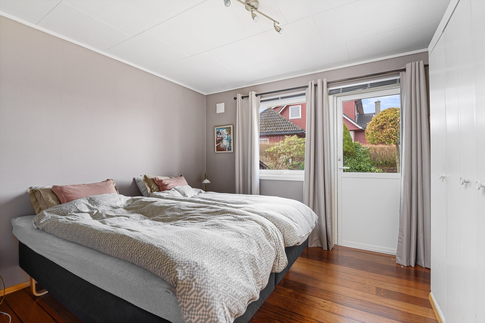 Hovedsoverommet har god plass til klesskap samt utgang ut til terrassen Galleribilde
