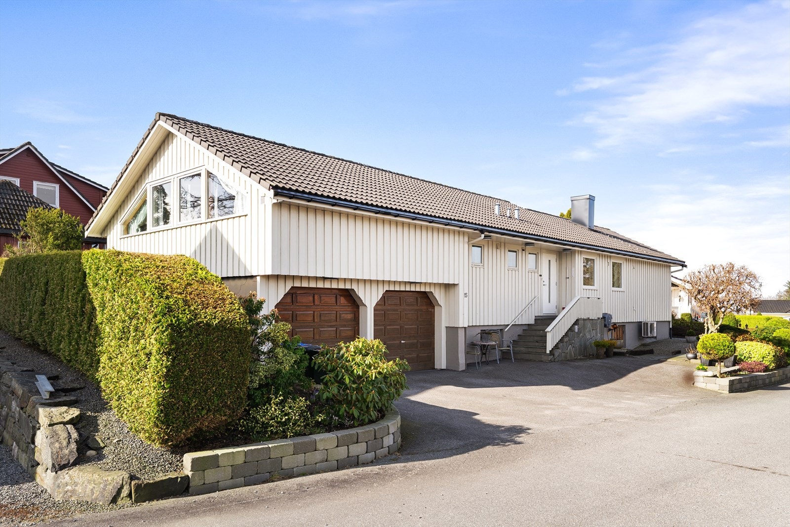 Eneboligen har et stort gårdsrom samt to garasjer Galleribilde