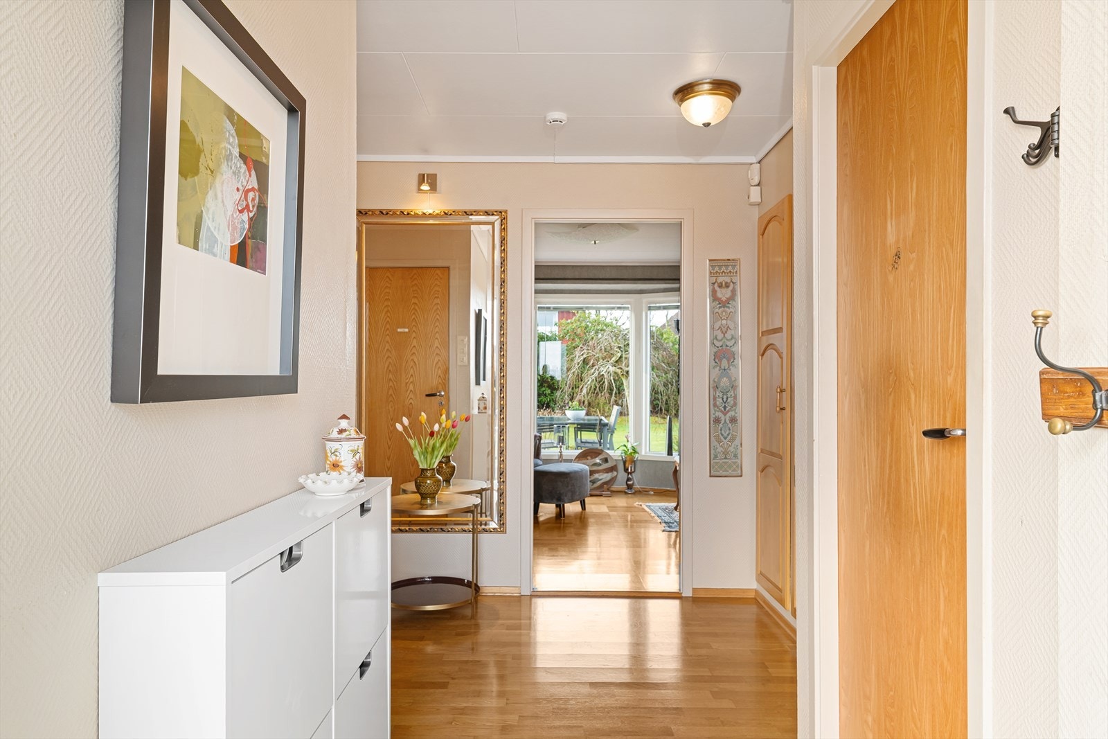 I boligens hovedetasje finner man stue, kjøkken, et soverom, et kontor, bad og toalettrom. Et par trinn opp så finner en to ekstra soverom. Galleribilde