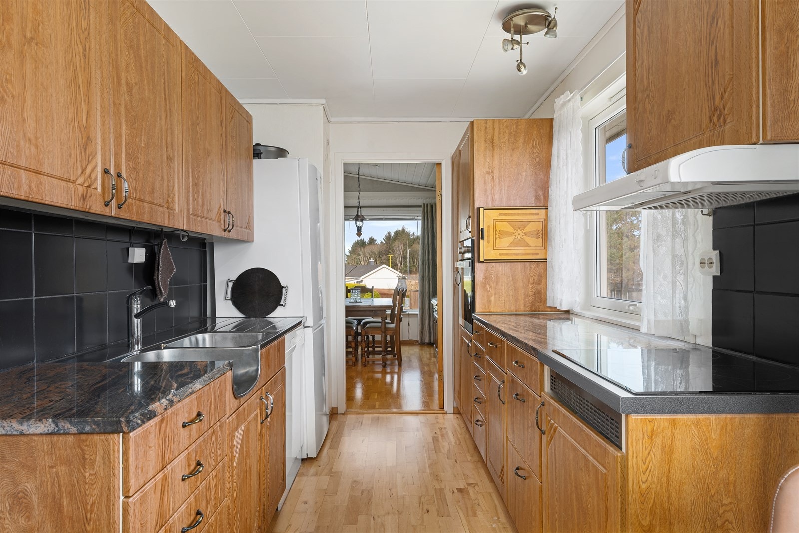 Kjøkkenet har integrert koketopp og stekeovn Galleribilde