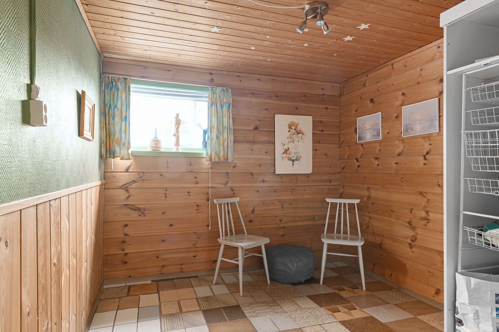 Rommene i underetasjen har gode oppbevaringsmuligheter Galleribilde