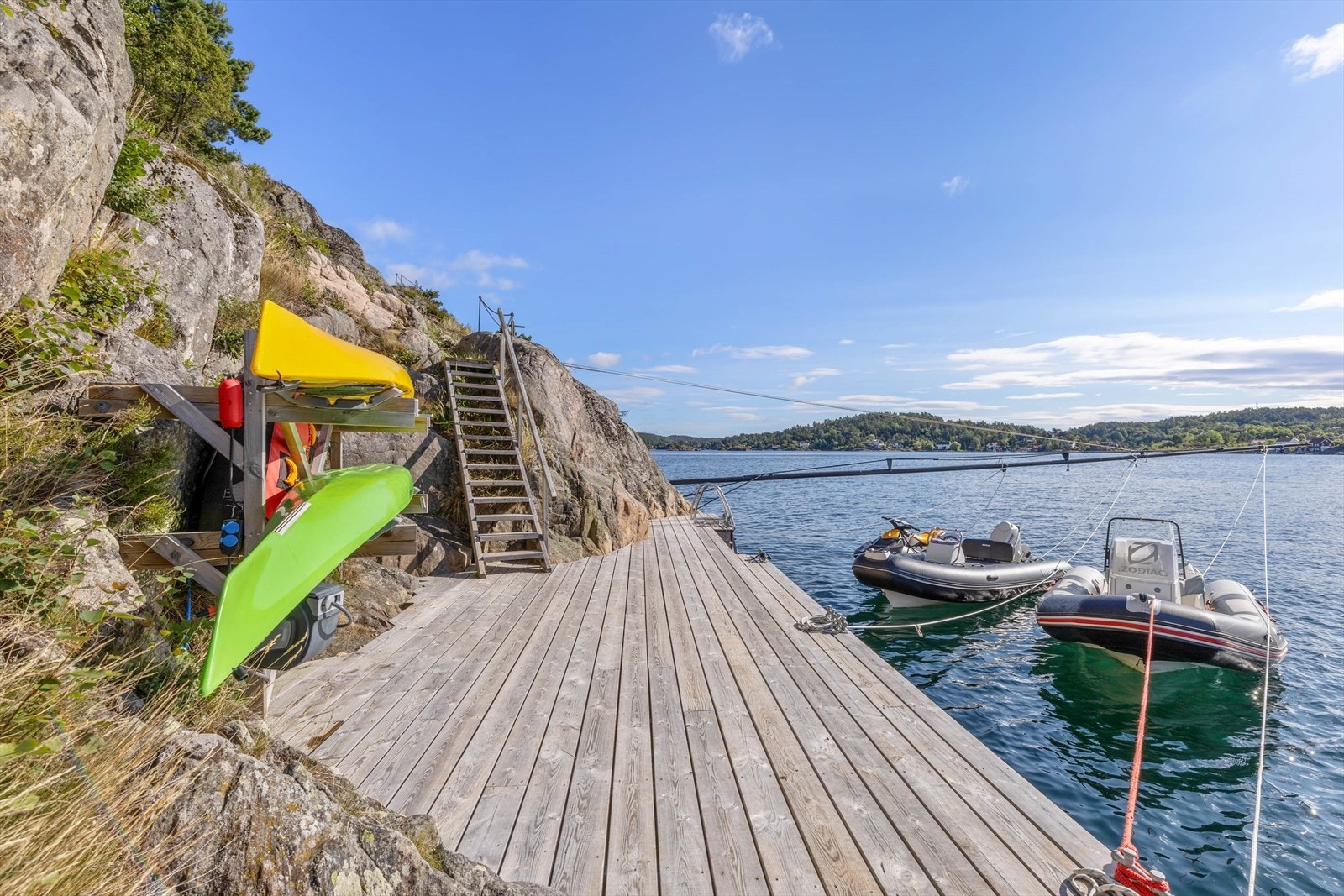 Privat dypvannsbrygge (reh. i 2019) med plass til flere båter og kayakstativ Galleribilde