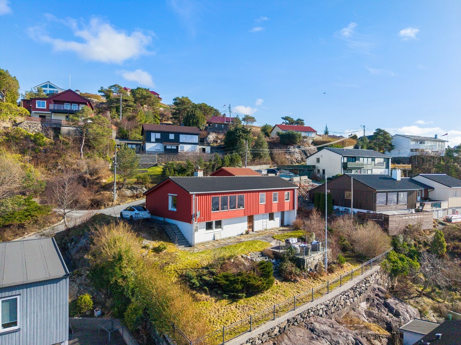 Boligen er omringet av grønne og naturlige omgivelser! Galleribilde