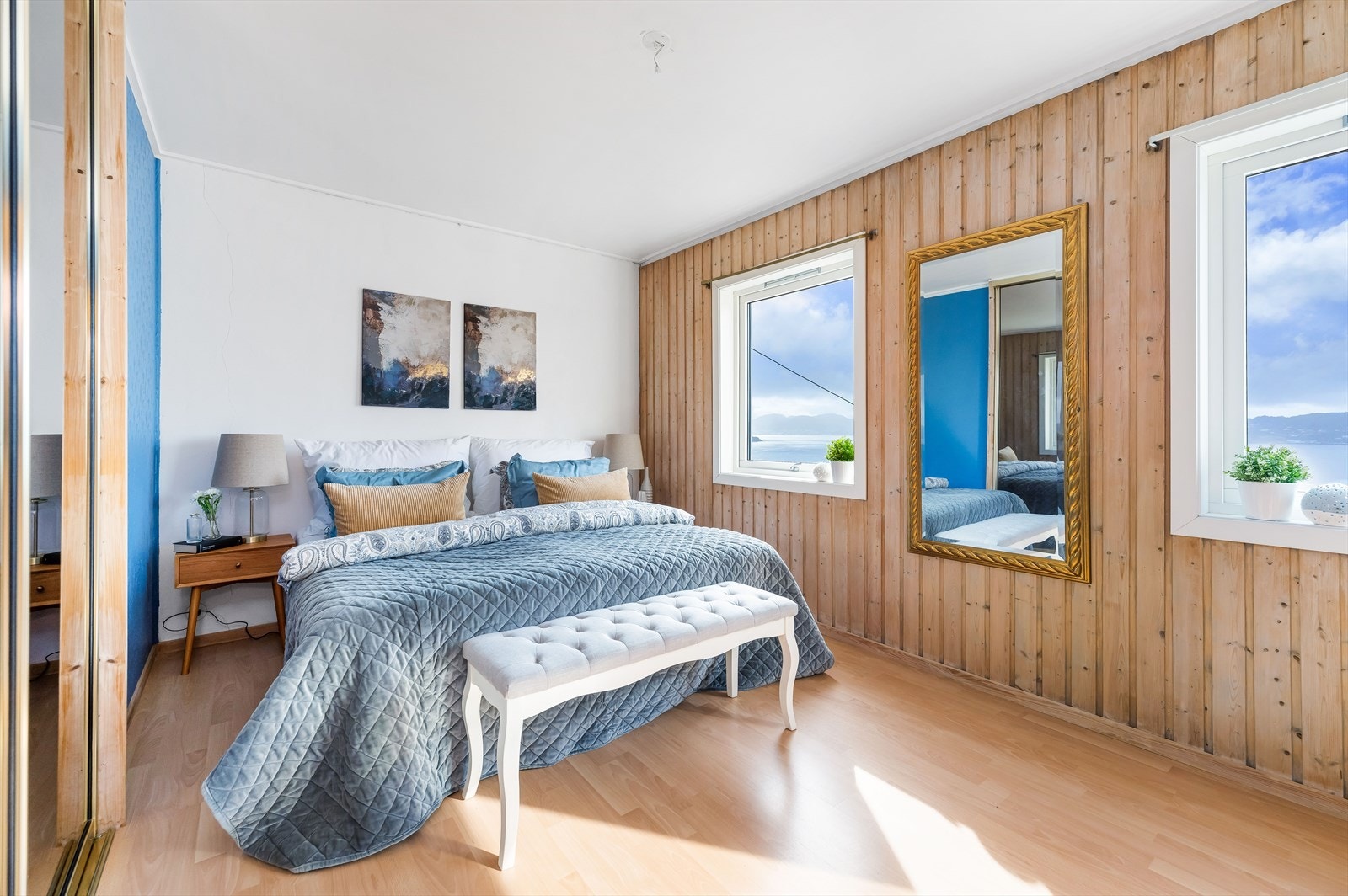 Stort hovedsoverom med vinduer vendt mot fjorden Galleribilde