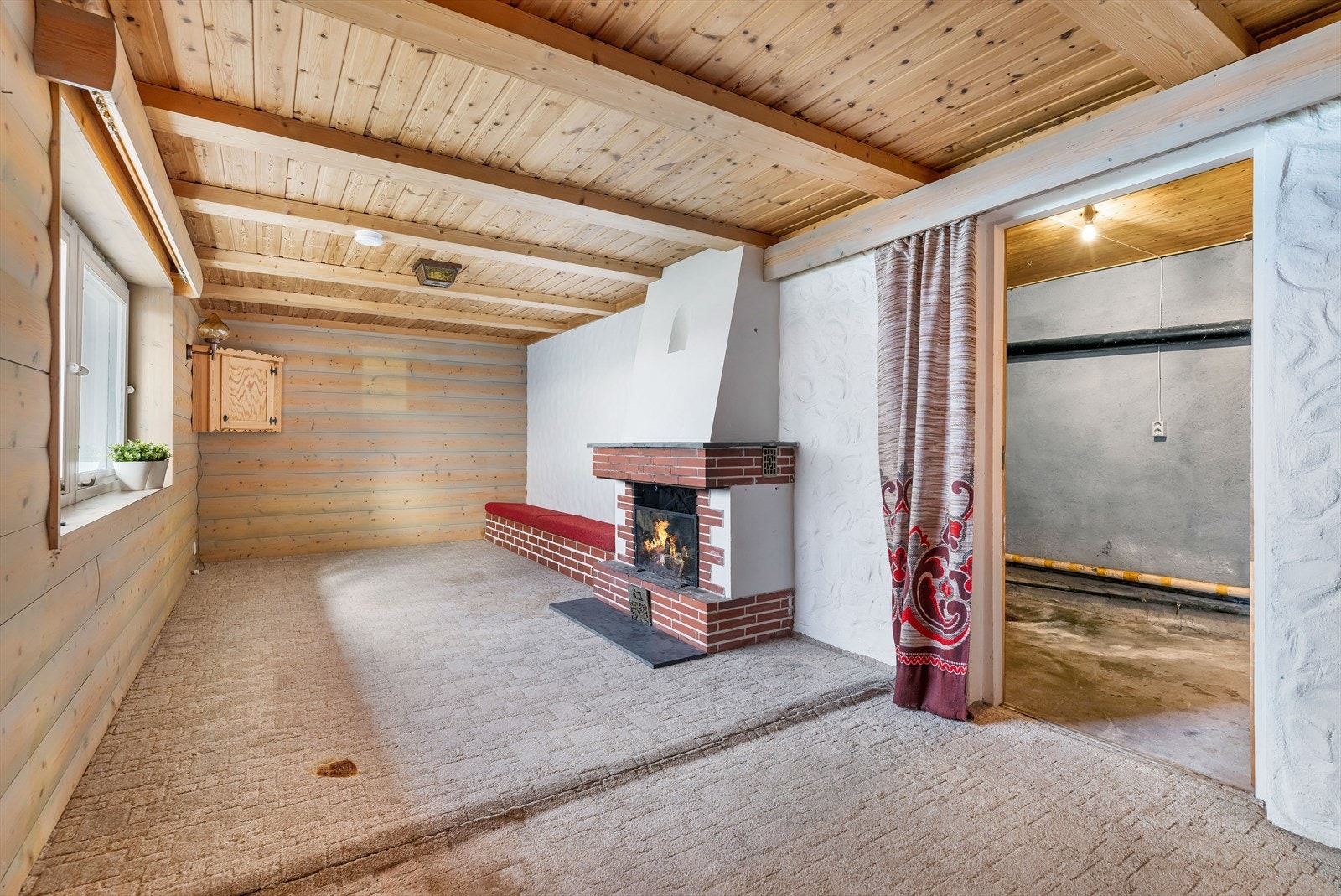 Praktisk kjellerstue med peis og inngang til bod. Galleribilde