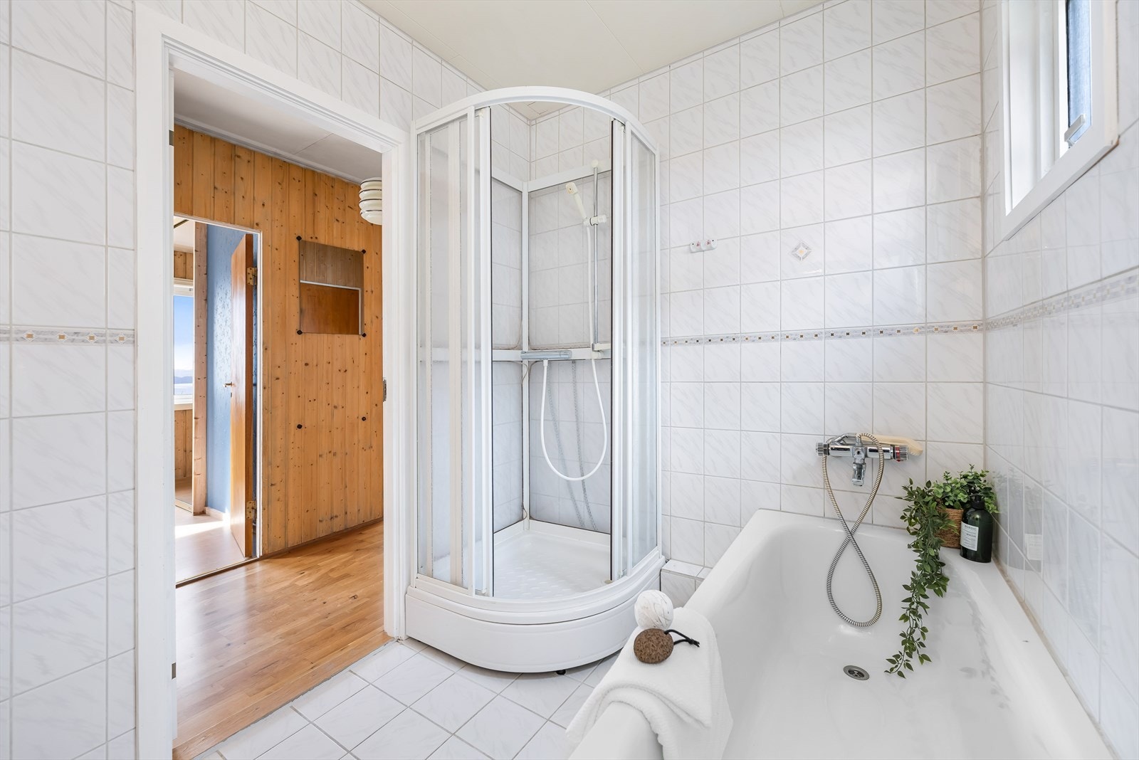Her får du både dusjkabinett og badekar! Galleribilde