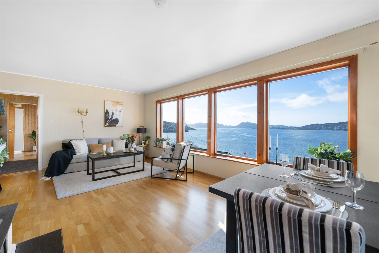 Store vinduer med utsikt utover Byfjorden gjør stuen til det perfekte oppholdsrom! Galleribilde