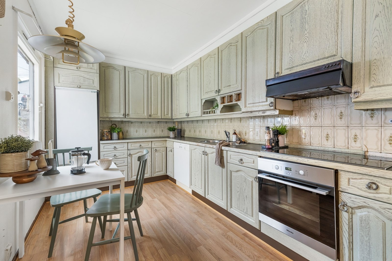 Klassisk kjøkken med masse skap og benkplass! Galleribilde