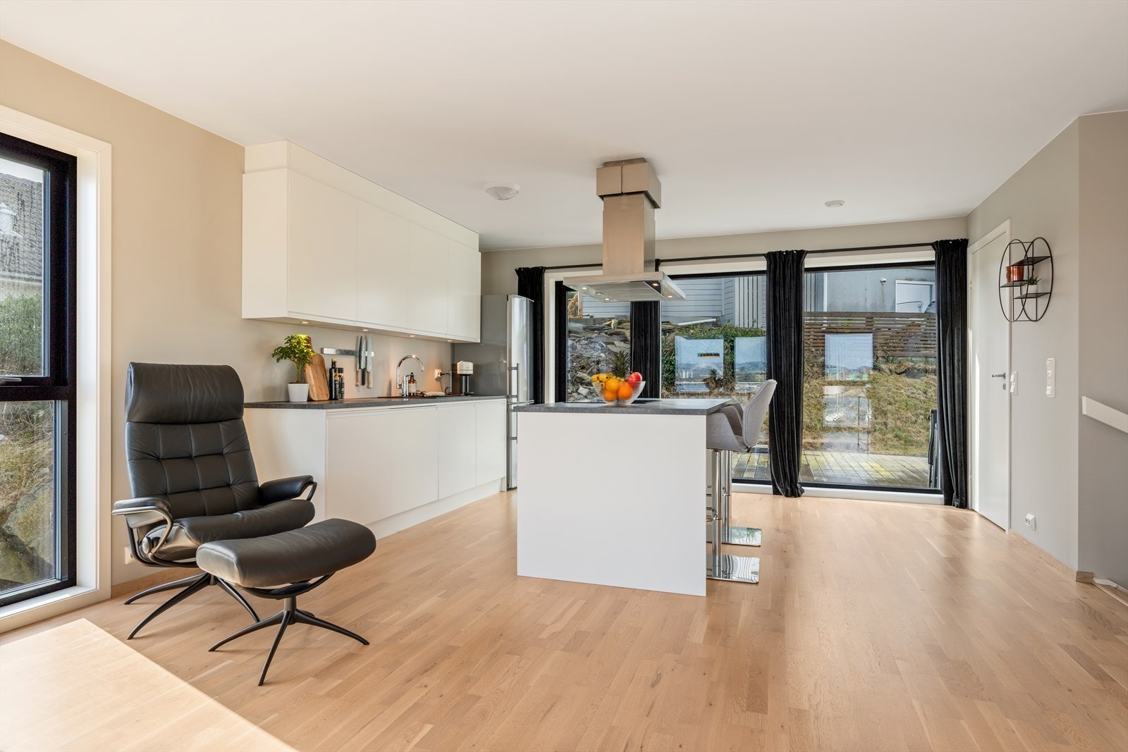 Boligen kan by på et moderne og flott kjøkken med god skap- og benkeplass Galleribilde