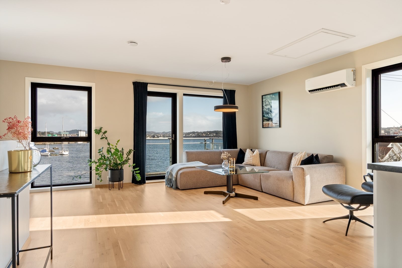 Det er montert varmepumpe som bidrar til en energieffektiv oppvarming - boligen har også klargjort og isolert stålpipe på kaldtloft med mulighet for montering av ildsted Galleribilde