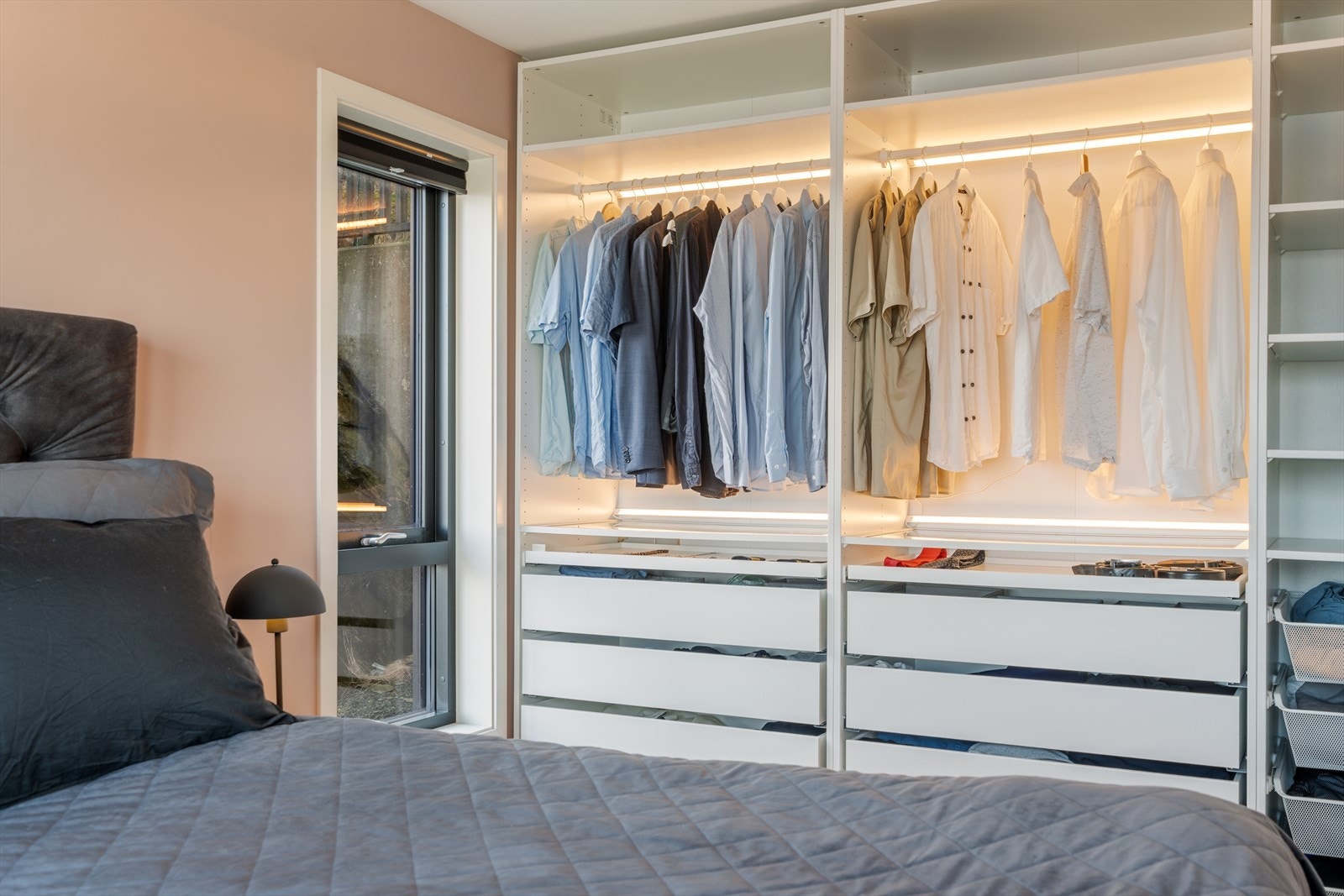 Det er rikelig med oppbevaringsplass i medfølgende garderobeskap Galleribilde