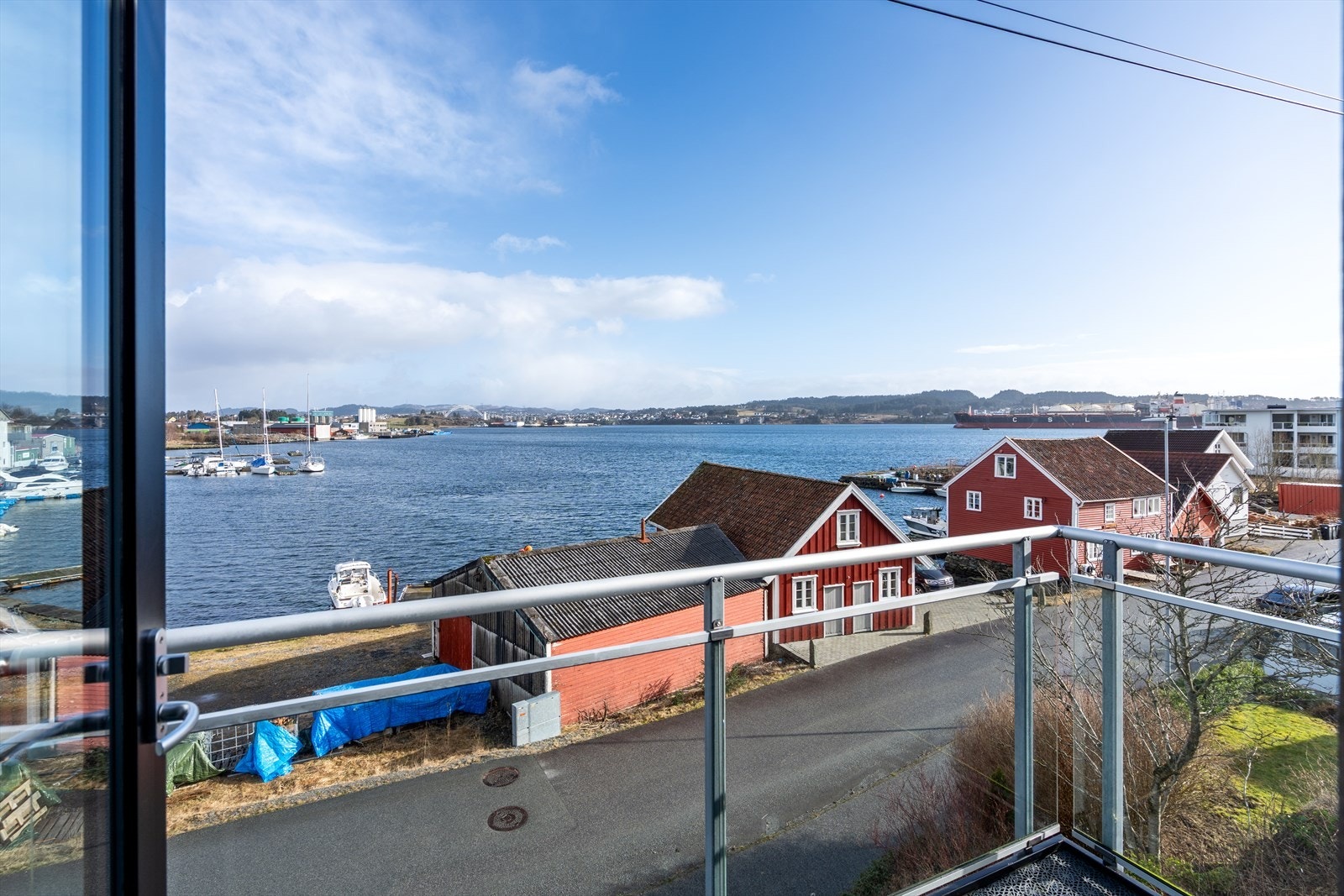 Fra stuen er det utgang til balkong med nydelig sjøutsikt Galleribilde