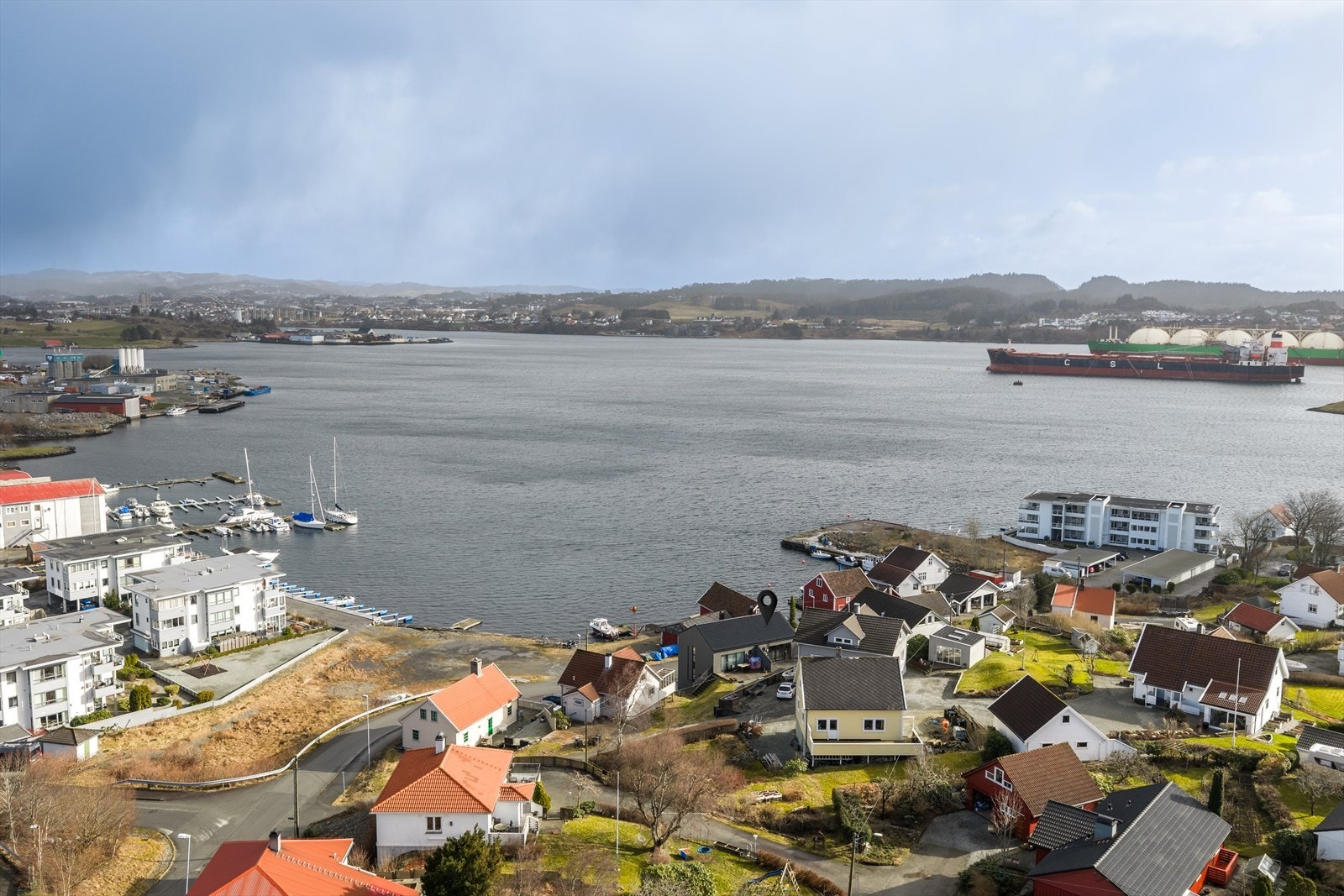 Eiendommen ligger fint til med flott utsikt mot Karmsundet Galleribilde