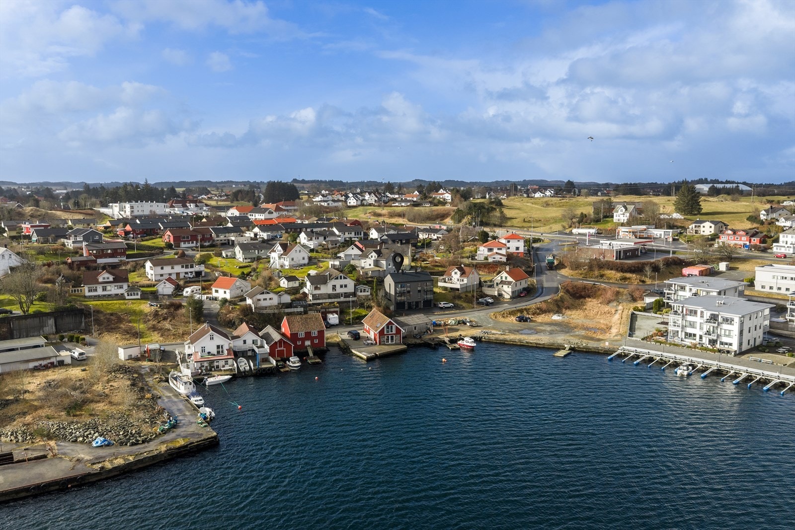 Boligen har en sentral beliggenhet på Avaldsnes med nærhet til både dagligvarebutikker, barnehage, barne- og ungdomsskole, idrettsanlegg og flotte turområder Galleribilde