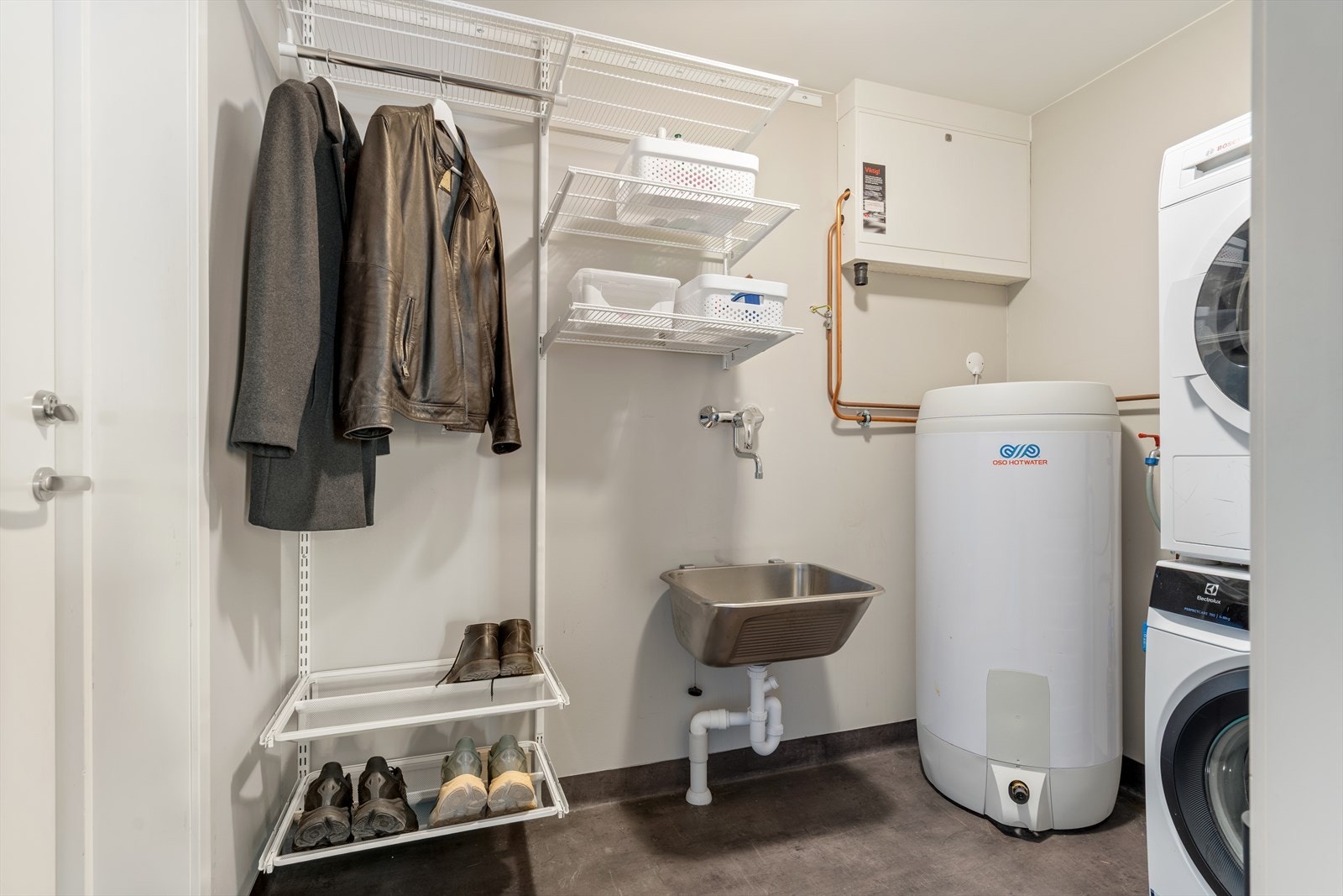 I underetasjen er det også et romslig og praktisk vaskerom - veggmontert oppbevaringsløsning medfølger i handelen Galleribilde