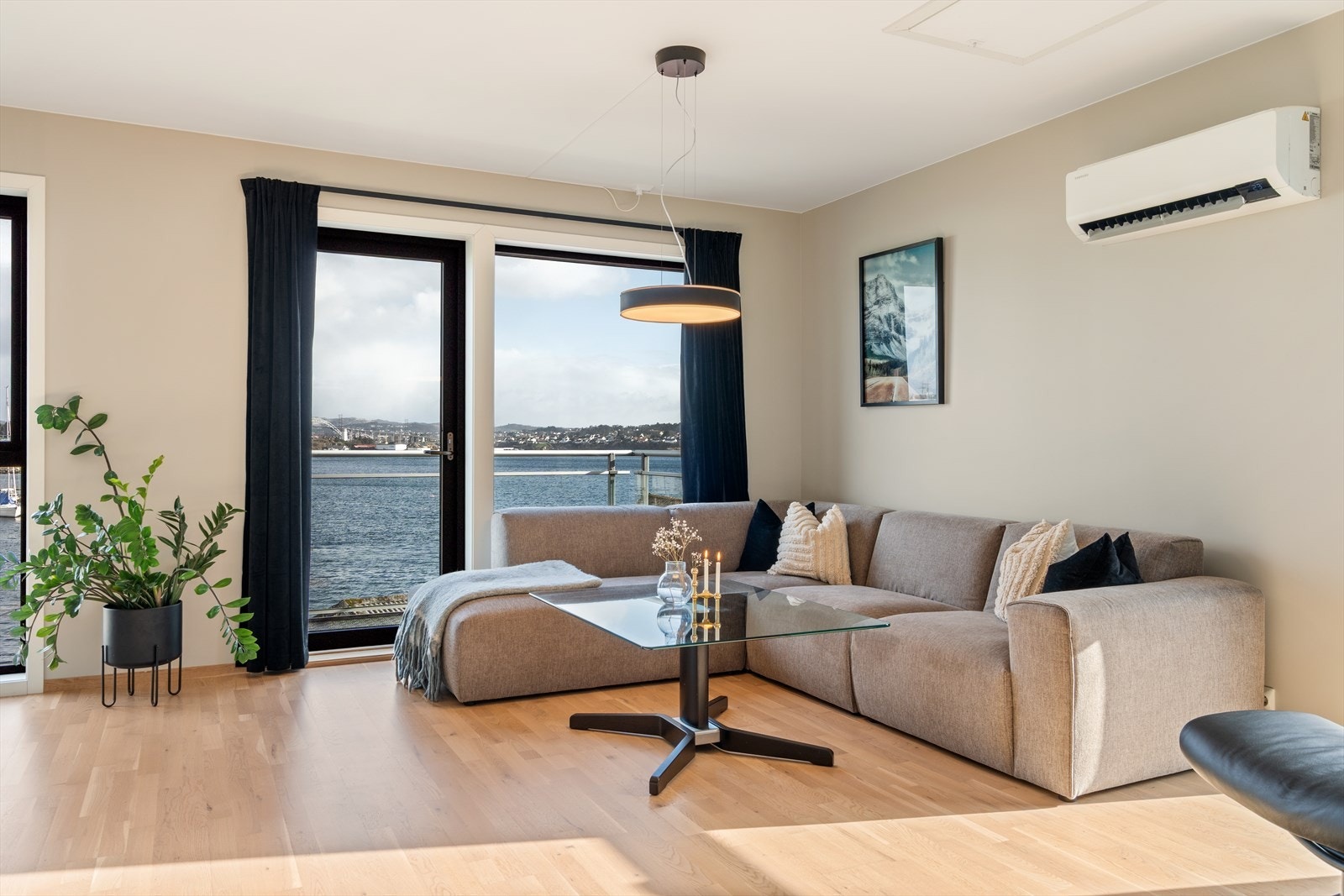 Boligen har en lys og tiltalende stue i øverste etasje med åpen løsning mot kjøkkenet Galleribilde