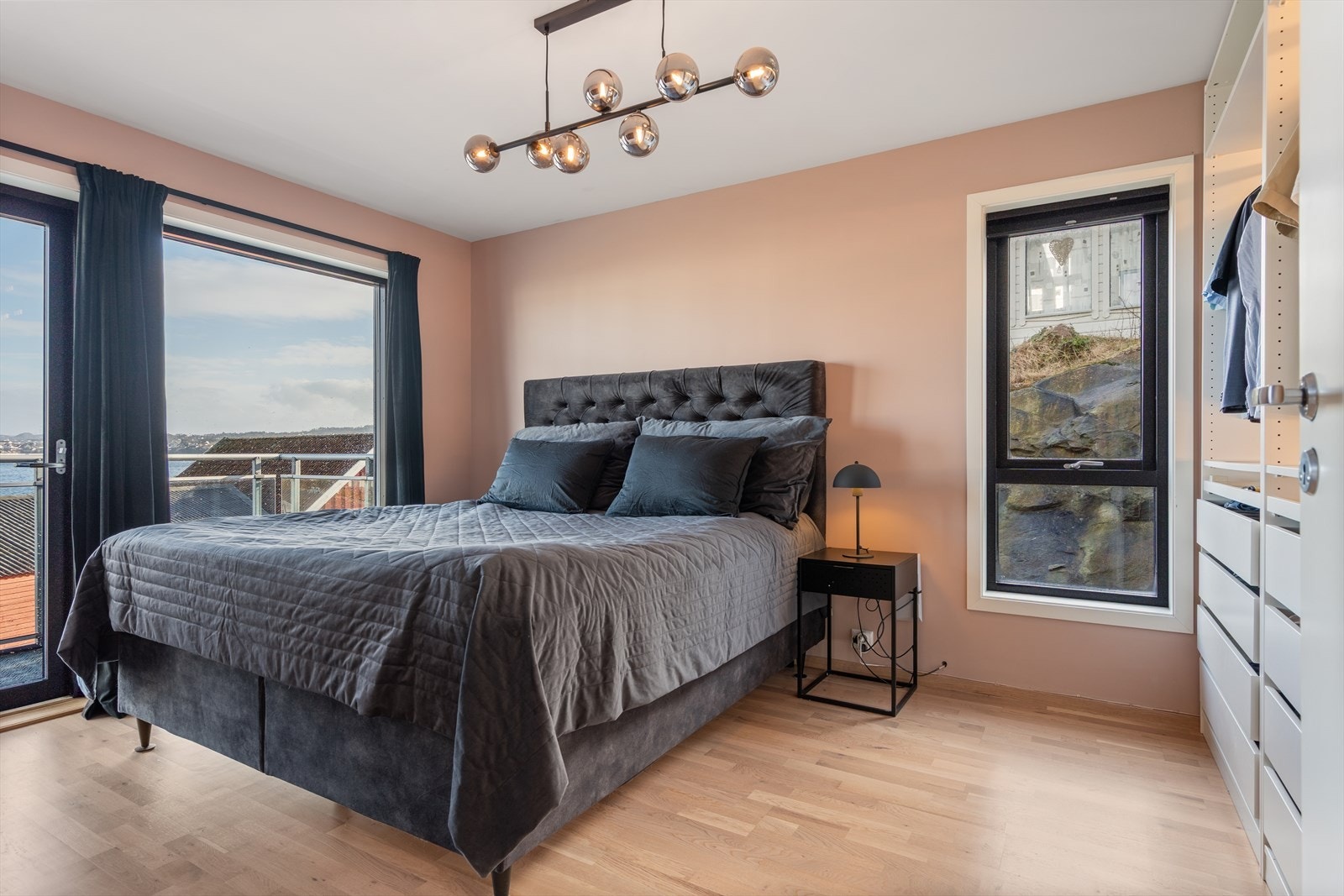 I 1. etasje finner du også boligens tre soverom - hovedsoverommet har god plass til dobbeltseng og tilhørende nattbord Galleribilde