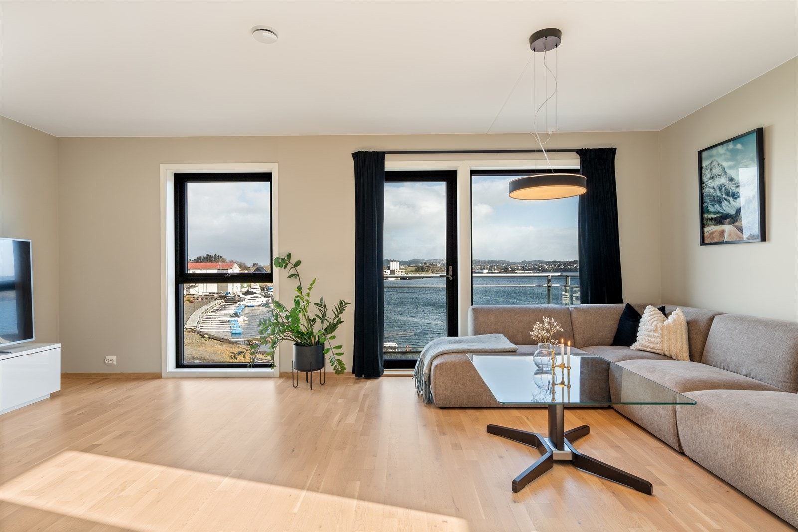 De store vinduene sørger for masse naturlig lysinnslipp Galleribilde