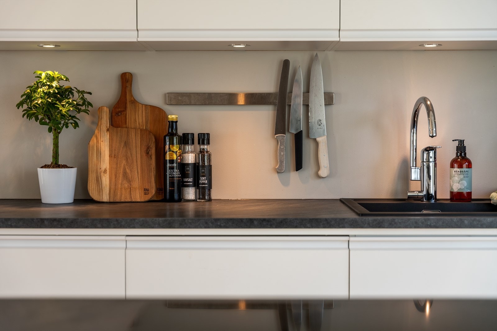 Downlights under overskapene gir godt arbeidslys Galleribilde