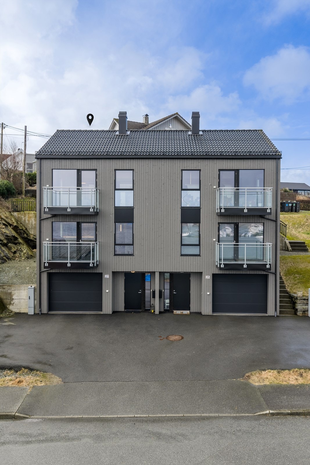 Peder Skeievegen 27 er en lys, moderne og innholdsrik halvpart av tomannsbolig fra 2021 som er innredet over tre plan Galleribilde