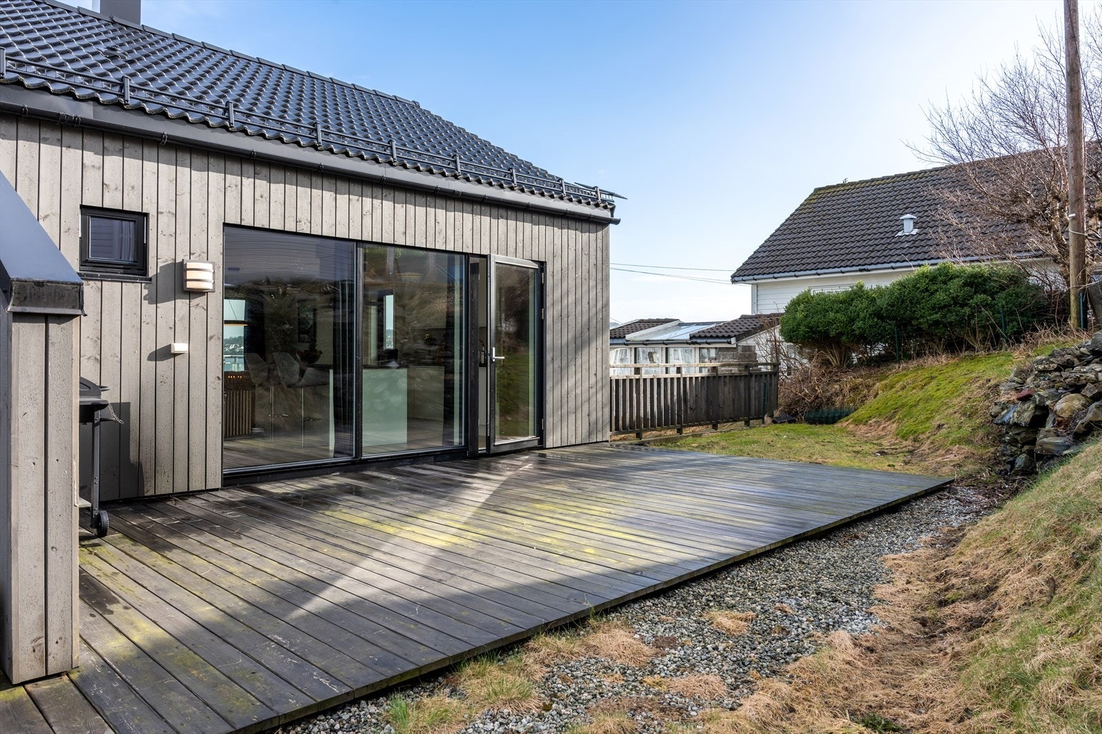 Mot sørvest er det en stor og usjenert terrasse med gode solforhold - terrassen har adkomst fra stue/kjøkken i 2. etasje Galleribilde